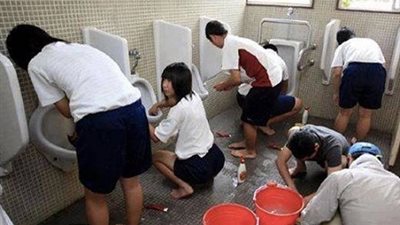 هكذا يعلمون ابنائهم  في المدارس !!