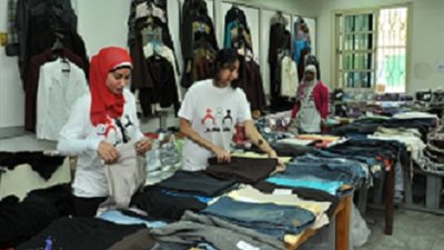 جمال عبد الناصر يتسلم درع جمعية احنا مصر في معرض ملابس الطلاب القاهرة