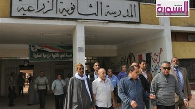 قطار ابوالنصر السريع يصل المنيا ..تفقد دفاتر الحضور والانصراف وغياب الطلاب