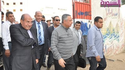 ابوالنصر يكتشف كارثة  ..خطوط بترول تمراسفل مدرسة ببني سويف 
..