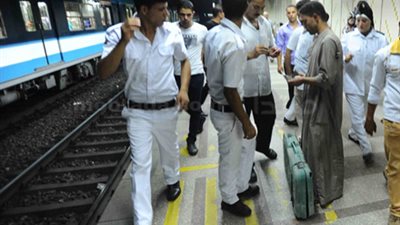 حملات مكثفة بمترو الأنفاق لضبط الباعة الجائلين والمتسولين