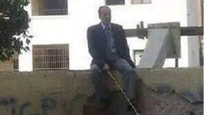 افكار مصرية ..مدير مدرسة يجلس فوق السور  بـ 