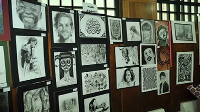 أبو ستيت يفتتح معرضاً للفنون التشكيلية بجامعة القاهرة