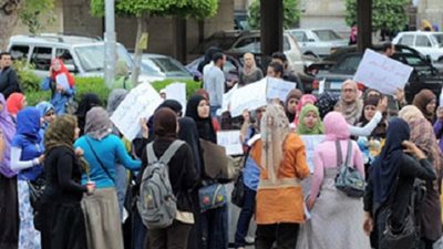 طالبات الإخوان بالازهر يقطعون طريق مصطفي النحاس