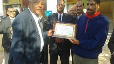 تعليم الإسماعيلية تكرم عامل اكتشف قنبلة بمدرسة اعدادية