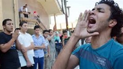 طلاب جامعة حلوان يتظاهرون احتجاجا علي براءة المخلوع