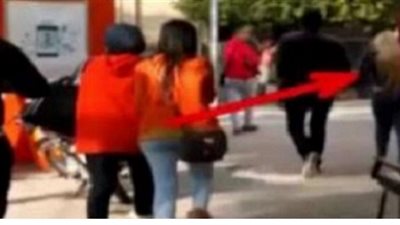 بالفيديو ..فتاة التحرش بجامعة القاهرة تثير الفتنة بملابس ساخنة ..الجامعة : سنمنع دخولها