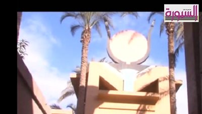 بالفيديو ..استاذ جامعي اقام  معبدا فرعونيا بالقناطر لعبادة 