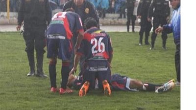 بالفيديو ..لاعب يتعرض لضربة 