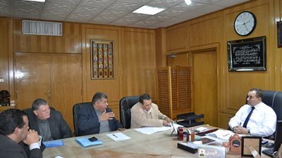 وفد نقابة المعلمين يناقش تأخر صرف المستحقات الخاصة بالكادر مع محافظ الاسماعيلية 
