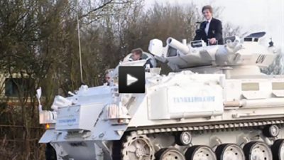 بالفيديو ..اب يوصل اولاده يوميا الي المدرسة بـ 