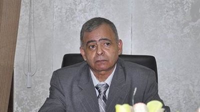 محافظ السويس يزور مدرسة 