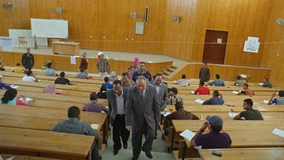 نائب رئيس جامعة سوهاج يتفقد لجان الامتحانات