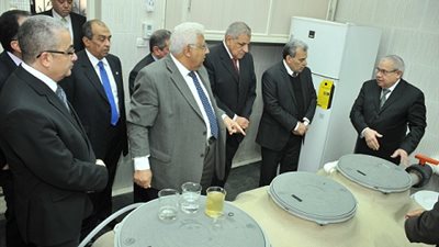 محلب يزور محطة صممتها جامعة القاهرة لتحويل الصرف الصحي لمياه شرب