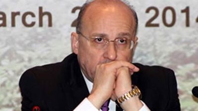 مواطن يلقي بنفسة امام سيارة وزير الصحة