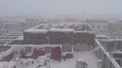 بالصور.. الثلج يغطي معالم الاسكندرية ..المحافظة ترفع حالة الطوارئ