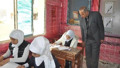 محافظ الوادى الجديد يتفقد سير الامتحانات بمدارس المحافظه