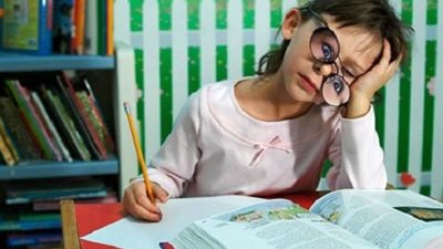 ماذا تفعلى حتى لا ينام أبناؤك أثناء المذاكرة؟
