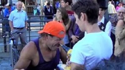 بالفيديو.. متهور يثقب أنفه بـ