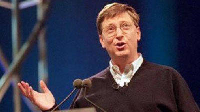 بالفيديو.. بيل جيتس يشرب ماء مستخرجا من فضلات الإنسان