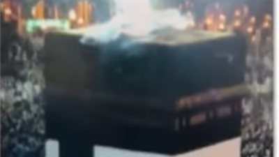 بالفيديو .. شاهد حقيقة هبوط ملك من السماء علي الكعبة