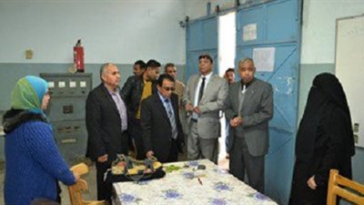 محافظ السويس يتابع سير الامتحانات بمدارس المحافظة 

