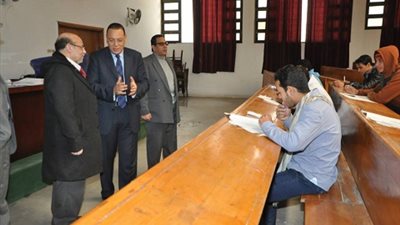 رئيس جامعة حلون يشيد بالتزام الطلاب بالتعليمات فى الأمتحانات 
