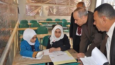 محافظ الوادي الجديد يقوم بجولات تفقدية للجان الامتحانات بالمدارس