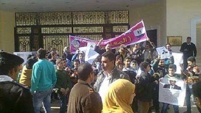 تيار الاستقلال يقضي علي احلام المعلمين  بمظاهرة  هزلية شارك فيها العشرات نصفهم من التلاميذ