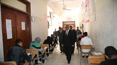 رئيس جامعة جنوب الوادي يتفقد لجان الامتحانات