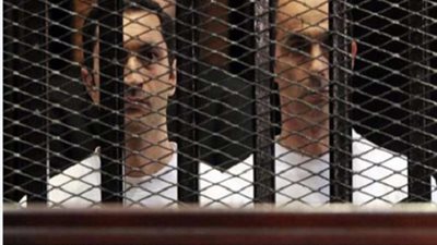 جمال وعلاء مبارك يسلمان بدلة السجن استعدادا لاخلاء سبيلهم