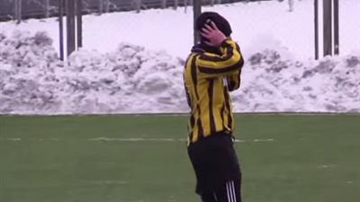 بالفيديو .. لاعب يرد علي تليفونه المحمول اثناء مباراة كرة قدم