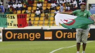 مشجع يقتحم ملعب مالابو  قبل فوز الجزائر علي السنغال 2- 0