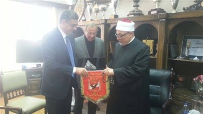 الاهلى يمنح الشيخ خالد الجندى درع وعلم النادى