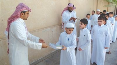 بالفيديو .. صرف مكافأة شهرين للطلاب بالمدارس الحكومية السعودية وشهرين للموظفين