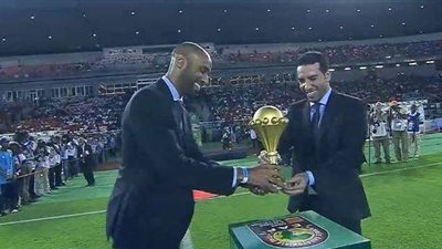 تعرف على من احضر كأس افريقيا لملعب المباراة النهائية
