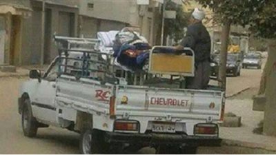 صورة اثارت السخرية .. المريض فوق السرير علي سيارة ربع نقل