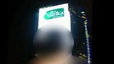 بالفيديو.. إمرأة عارية الظهر في جدة يشعل مواقع التواصل الاجتماعي بالسعودية