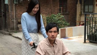 فتاة تترك الجامعة للزواج بشاب معاق