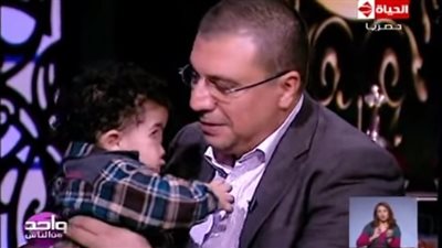 فيديو.. طفل لا يسمع شيئاً سوي القرآن الكريم