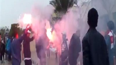 الألتراس يشعلون الشماريخ في جامعة حلوان لتنديد بمذبحة 