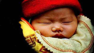 نجاة رضيع من الموت بعد سقوطه على قضبان السكك الحديدية في الهند
