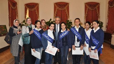 أبو النصر يكرم الطالبات الفائزات في مسابقة المشروع البيئي