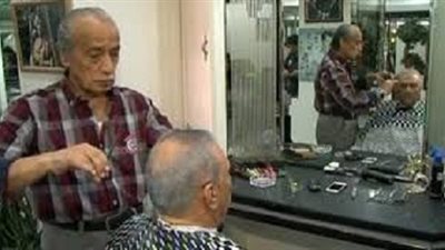 عبدالخالق يطالب بمنح درجة الدكتوراه في الحلاقة و السباكة