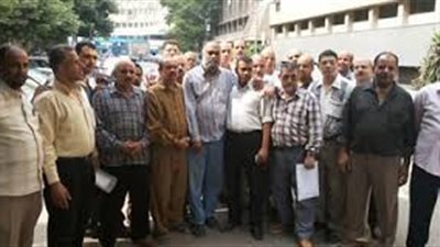 وقفة لأولياء الأمور اعتراضا على إغلاق مدرسة 