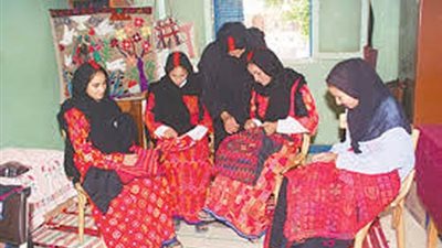 فتيات سيناء يبيعين الملابس  بـ