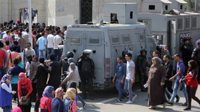 طلاب الإخوان يحطمون سيارة بث للتليفزيون بمحيط جامعة القاهرة