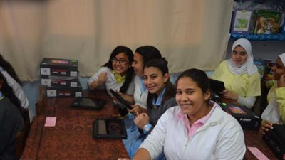 توزيع 1782 جهاز تابلت علي مدارس الوادي الجديد