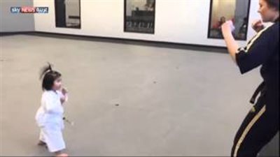 بالفيديو -- طفولة بريئة بمنتهى الجدية
