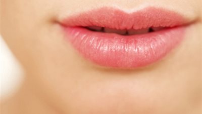 3 خطوات بسيطة للتخلص من لون الشفاة الداكن
